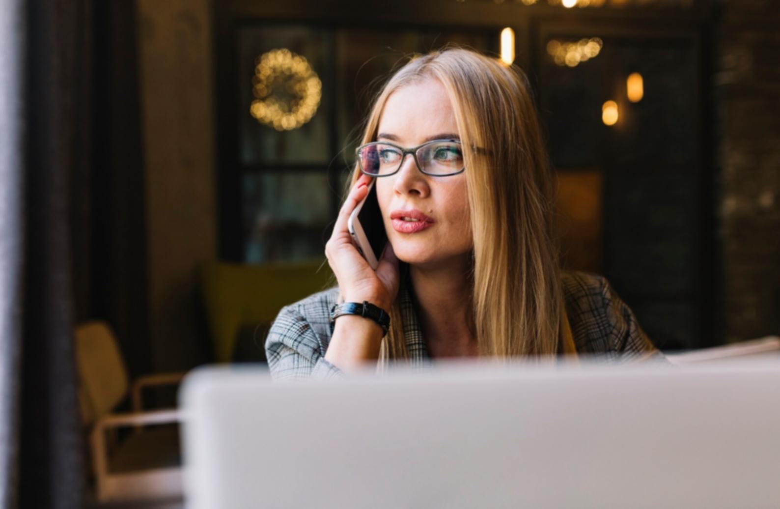 Estudiantes participando en sesión colaborativa de formación