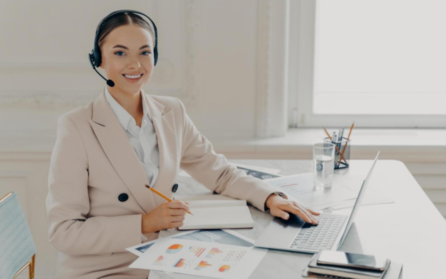Estudiante trabajando en proyecto técnico con acompañamiento personalizado